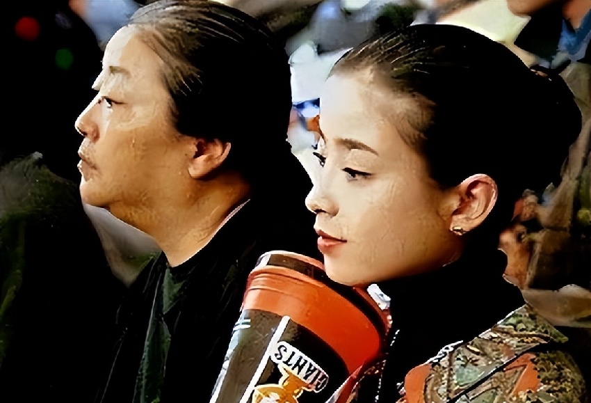 狠母親手下藥！她14歲「被送上導演的床」拍成人寫真　如今「親自了結媽媽」解脫了