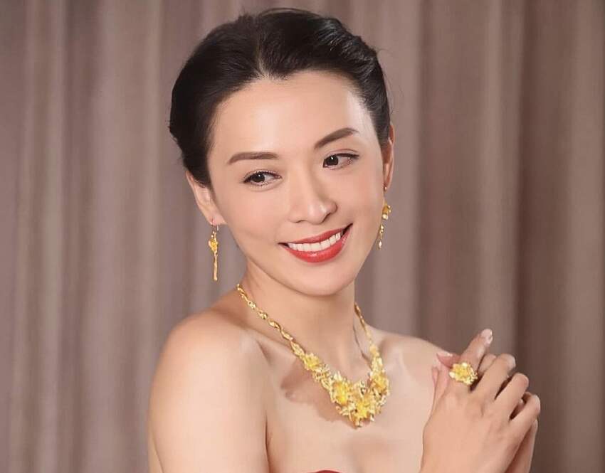 TVB知名女星新劇大秀身材,皮膚白滑事業線搶鏡,再婚後堅持丁克