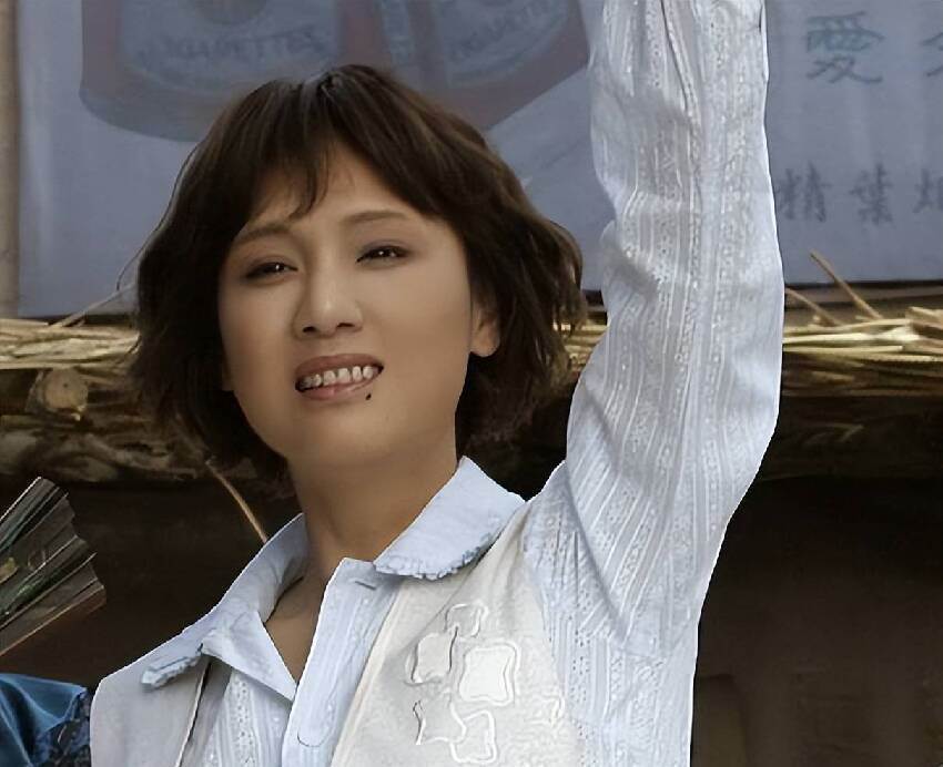 她長得太美被導演據為己有，同居27年無名無分，年僅63歲不治身亡