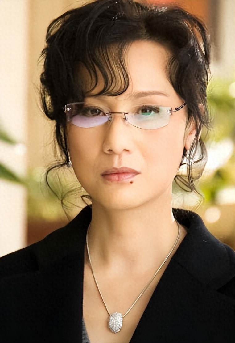 她長得太美被導演據為己有，同居27年無名無分，年僅63歲不治身亡
