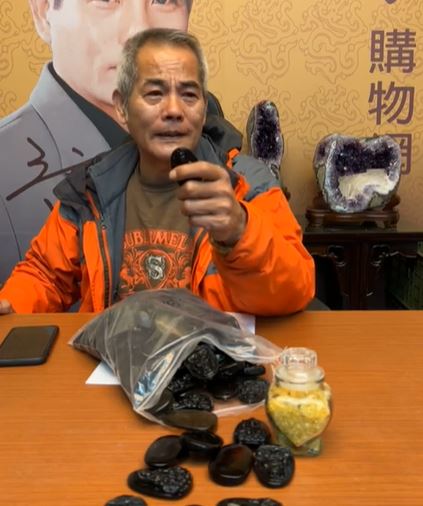 消失演藝圈10年！60歲本土男星驚傳「直播賣假貨」被抓包崩潰　落淚坦承「受害超過3000」求原諒