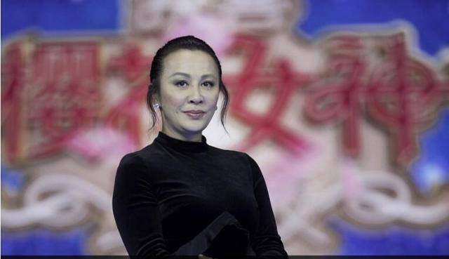 當52歲劉嘉玲梳了25歲迪麗熱巴的髮型，我真的忍不住笑了出來