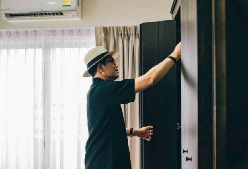 女房客「突然要退租」押金也不要了！臨走前只說給你留了好東西...房東打開衣櫃傻眼了！！