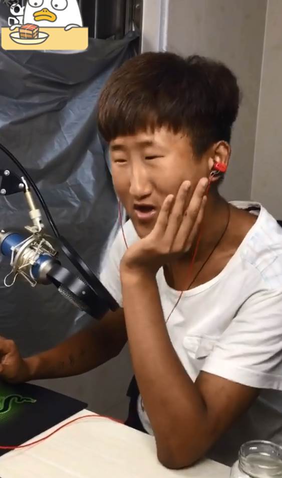 五官超擠！他靠「超小眼睛」狂吸百萬粉，下定決心「去動割雙眼皮」術后他哭了：救不回來了