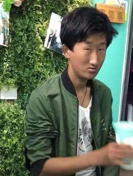 五官超擠！他靠「超小眼睛」狂吸百萬粉，下定決心「去動割雙眼皮」術后他哭了：救不回來了