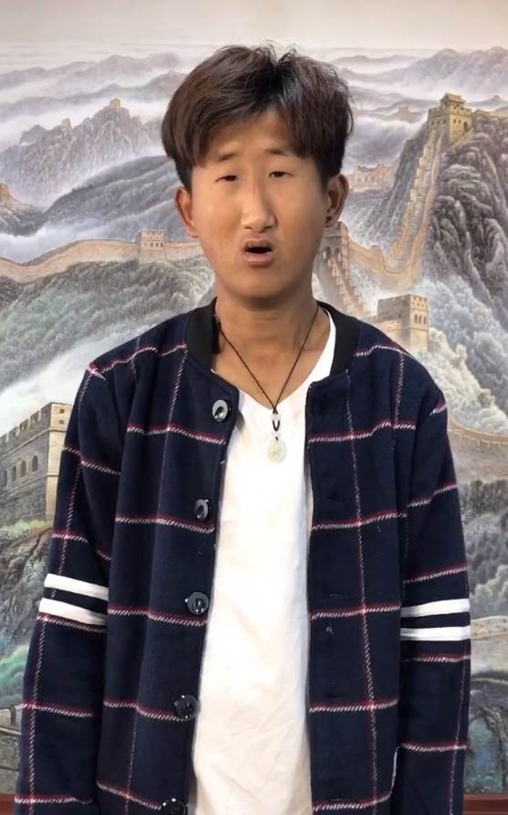 五官超擠！他靠「超小眼睛」狂吸百萬粉，下定決心「去動割雙眼皮」術后他哭了：救不回來了