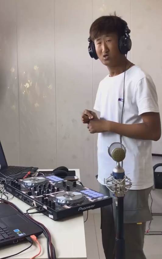 五官超擠！他靠「超小眼睛」狂吸百萬粉，下定決心「去動割雙眼皮」術后他哭了：救不回來了