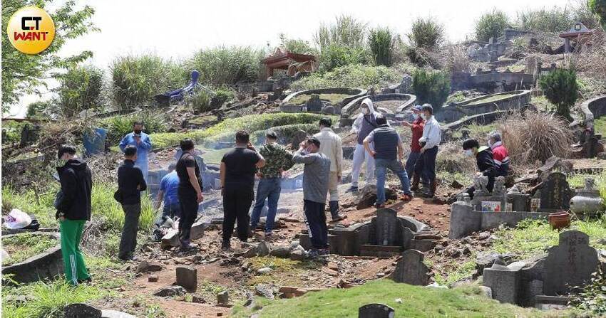 掃墓完別直接回家！命理師列「清明10大禁忌」誤踩衰整年，5點前要掃完「4生肖沖煞」別去這幾處