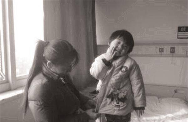 湖北女嬰被人收養24年考上博士,親生父母上門認親,她如何選擇?