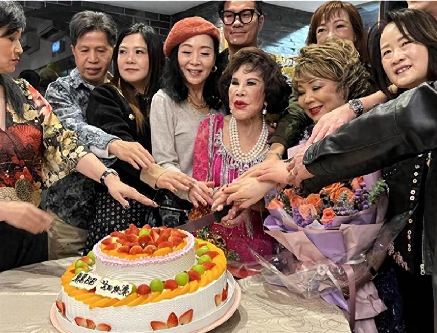 當50年情婦！資深女星分手後「嫁小5歲尪」姊弟戀維持39年，偕夫移民美國后自爆：前任有留一筆遺產