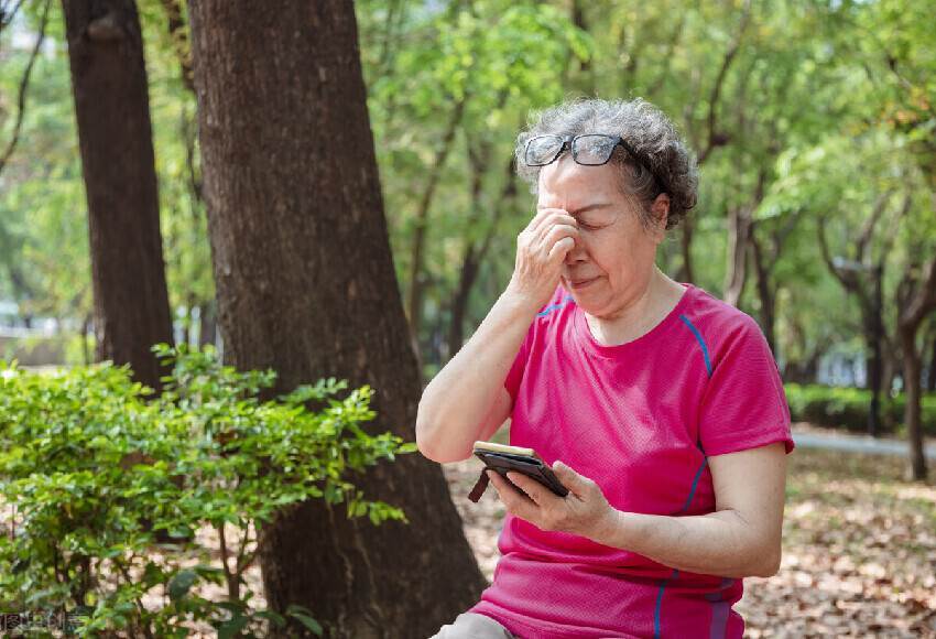 65歲阿姨臥床後才明白：人到晚年「最親的人只有一個」 不是老伴也不是兒女