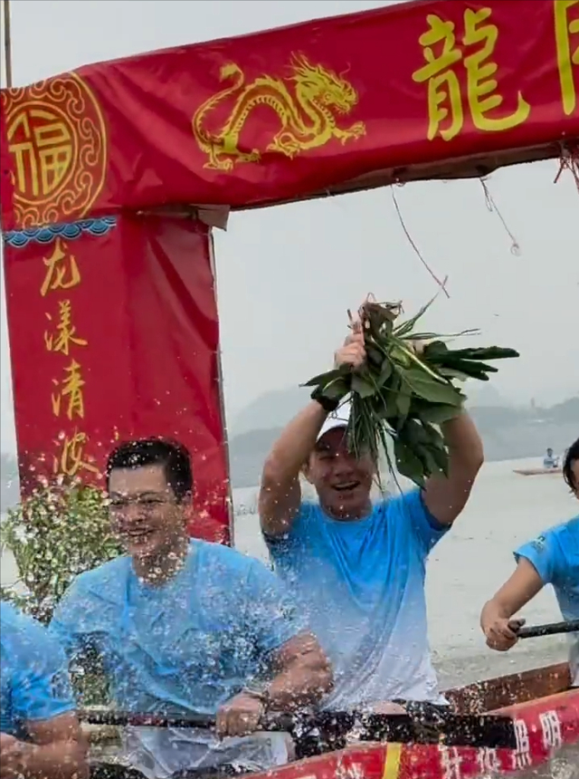 61歲張兆輝在家鄉佛山划龍舟！手臂青筋暴起胸肌澎湃，體力驚人