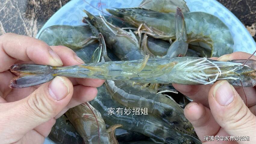 去蝦線,用牙籤就錯了,水產店老闆教我一招,一秒一個太快了