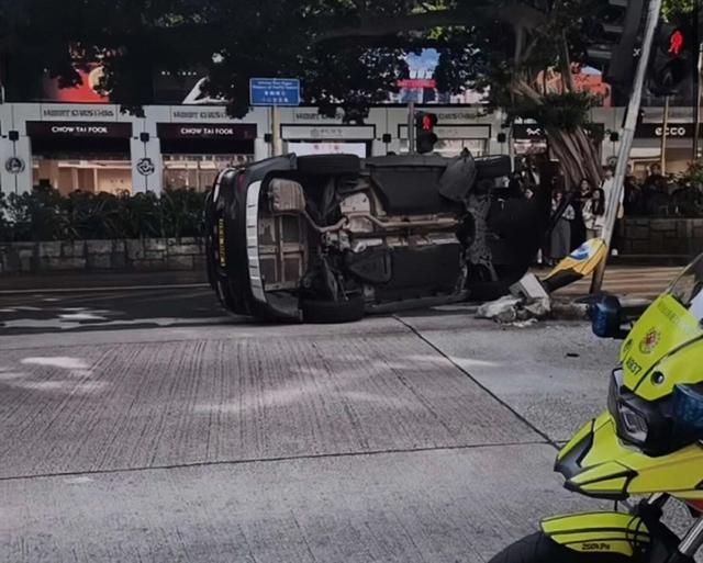 突發！香港知名女星發生車禍緊急送醫，駕駛車輛發生側翻