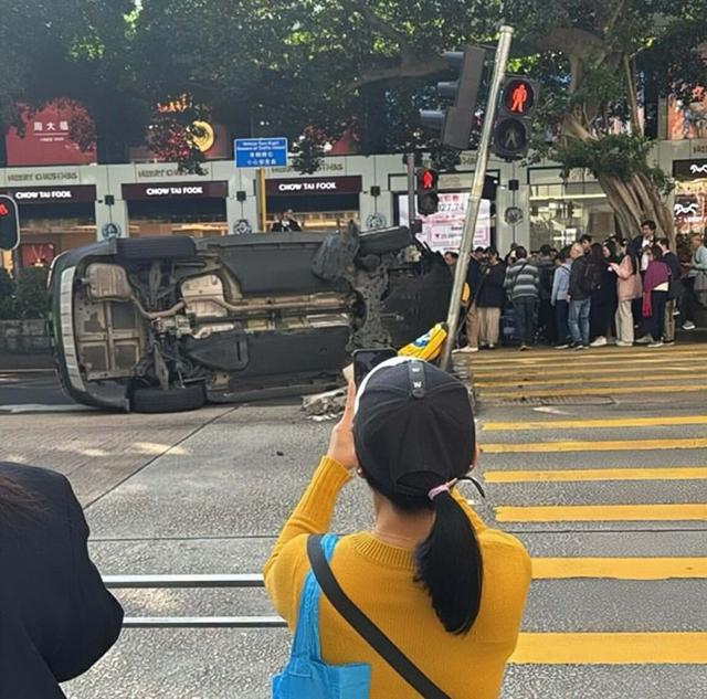 突發！香港知名女星發生車禍緊急送醫，駕駛車輛發生側翻