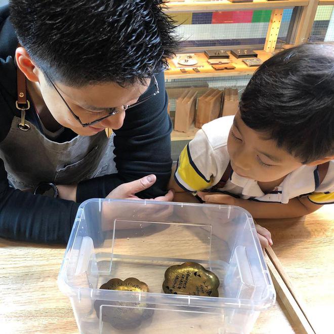 郭晶晶母親節曬照，兩個女兒為媽媽畫賀卡，7歲霍中怡會寫繁體字