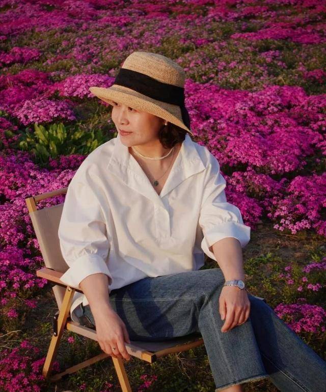 女人上了年紀，盡量別亂穿衣服顏色，多穿這3種「富貴色」更高級