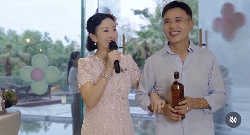 55歲港姐嫁內蒙古富商10年，夫妻回結婚地慶祝，請了50人場面熱鬧