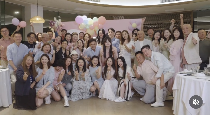 55歲港姐嫁內蒙古富商10年，夫妻回結婚地慶祝，請了50人場面熱鬧