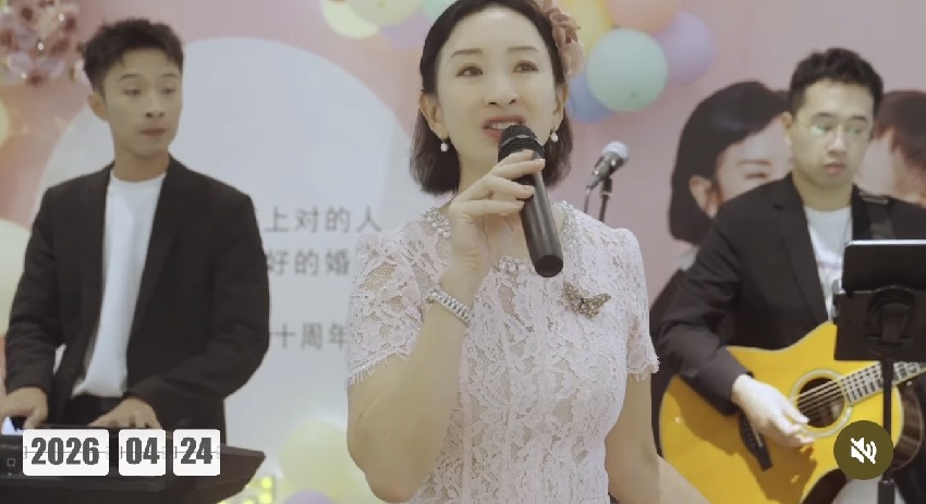 55歲港姐嫁內蒙古富商10年，夫妻回結婚地慶祝，請了50人場面熱鬧