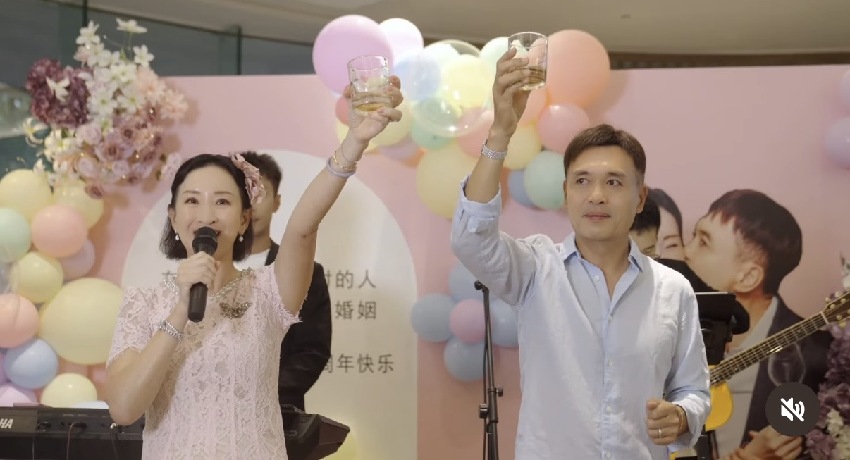 55歲港姐嫁內蒙古富商10年，夫妻回結婚地慶祝，請了50人場面熱鬧