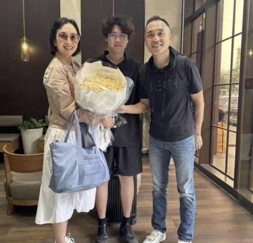 55歲港姐嫁內蒙古富商10年，夫妻回結婚地慶祝，請了50人場面熱鬧