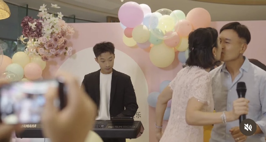 55歲港姐嫁內蒙古富商10年，夫妻回結婚地慶祝，請了50人場面熱鬧