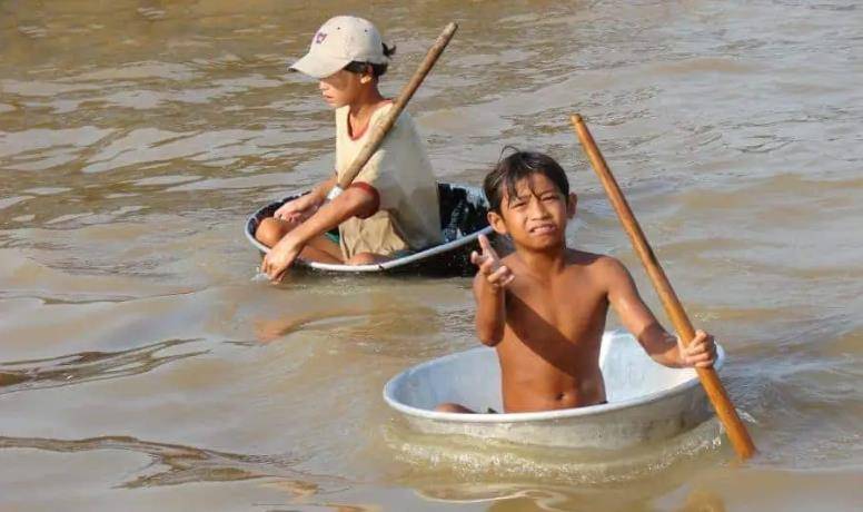 柬埔寨境內，8萬人「漂浮」在大湖上，沒有土地的他們如何生活？