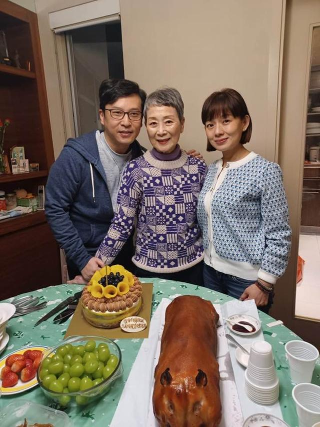 陳寶珠78歲大壽！兒子兒媳跟前盡孝，演繹半生家底厚裝修樸素至極