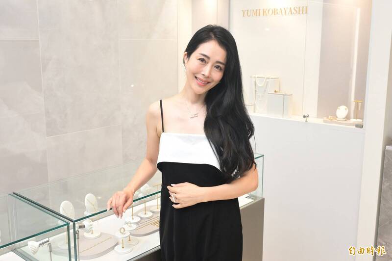才戰勝乳癌!48歲女星「驚傳緊急動刀」子宮卵巢全拿掉 曝「一天吃8顆止痛」:路都走不了