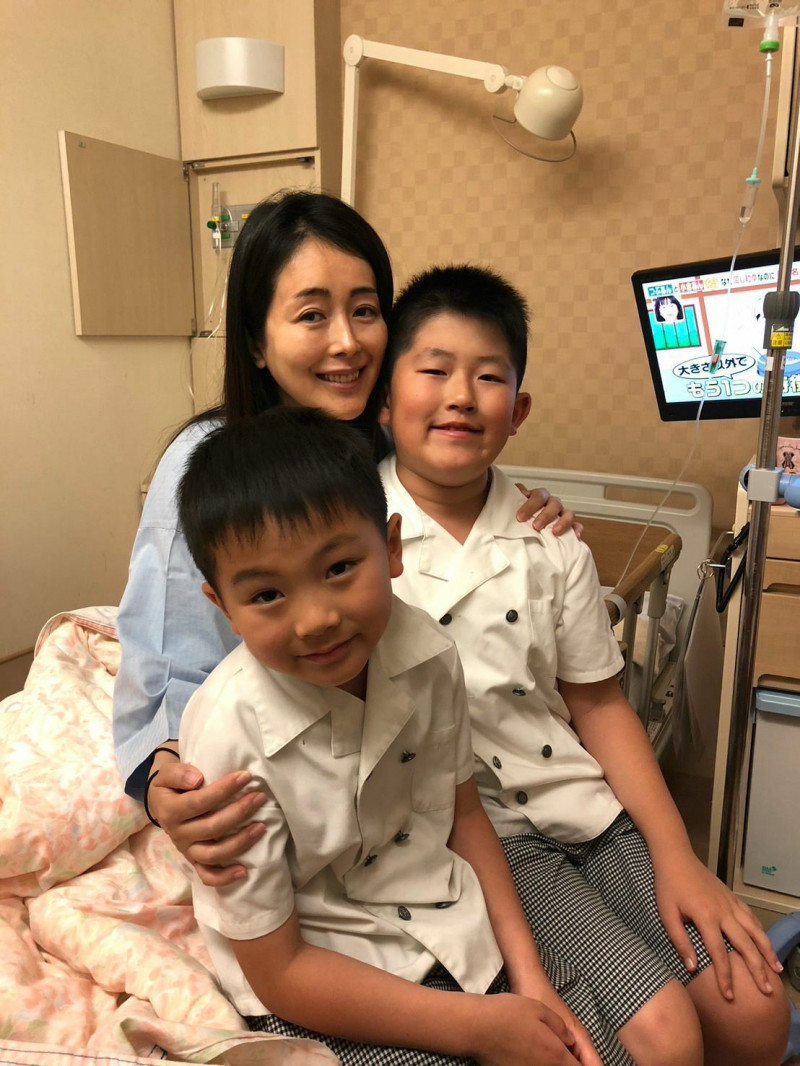 才戰勝乳癌!48歲女星「驚傳緊急動刀」子宮卵巢全拿掉 曝「一天吃8顆止痛」:路都走不了