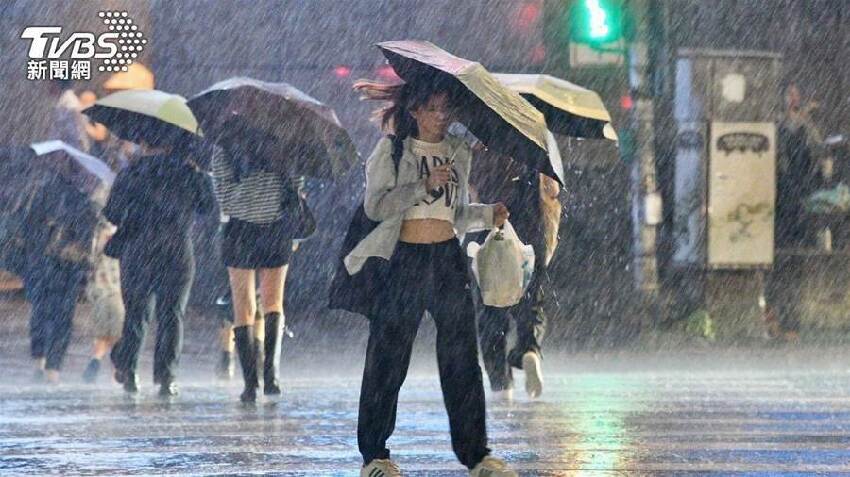 快訊／全臺「大雨紫爆」變天！這天起更猛，水氣猛衝台灣