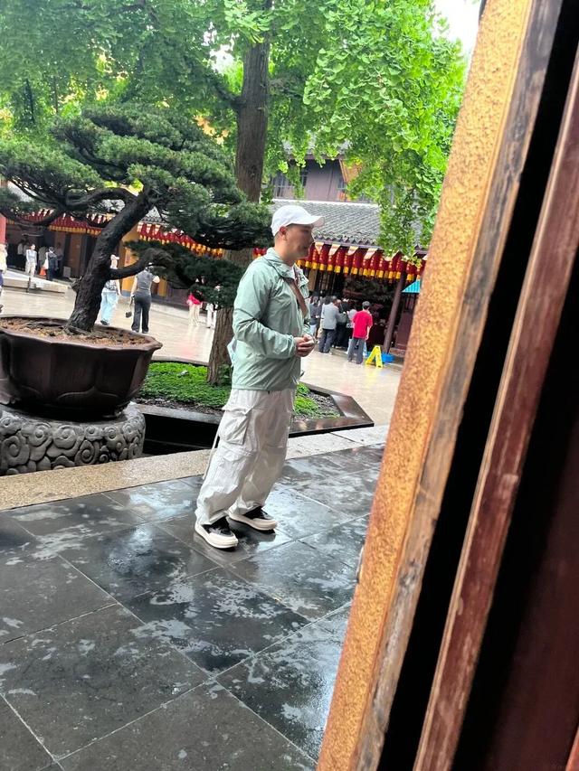 香港男星變樣認不出，昔日長發男神變成熟大叔，曾短暫出家7天