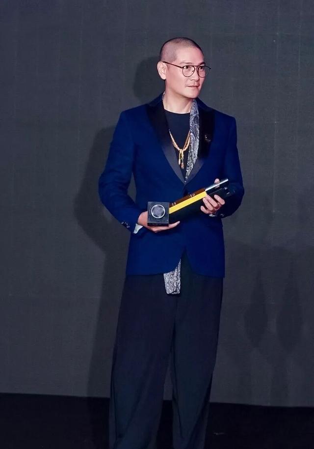 香港男星變樣認不出，昔日長發男神變成熟大叔，曾短暫出家7天