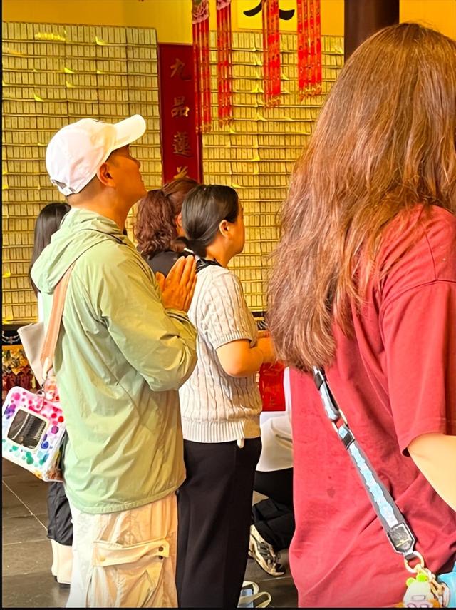 香港男星變樣認不出，昔日長發男神變成熟大叔，曾短暫出家7天