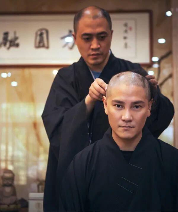 香港男星變樣認不出，昔日長發男神變成熟大叔，曾短暫出家7天