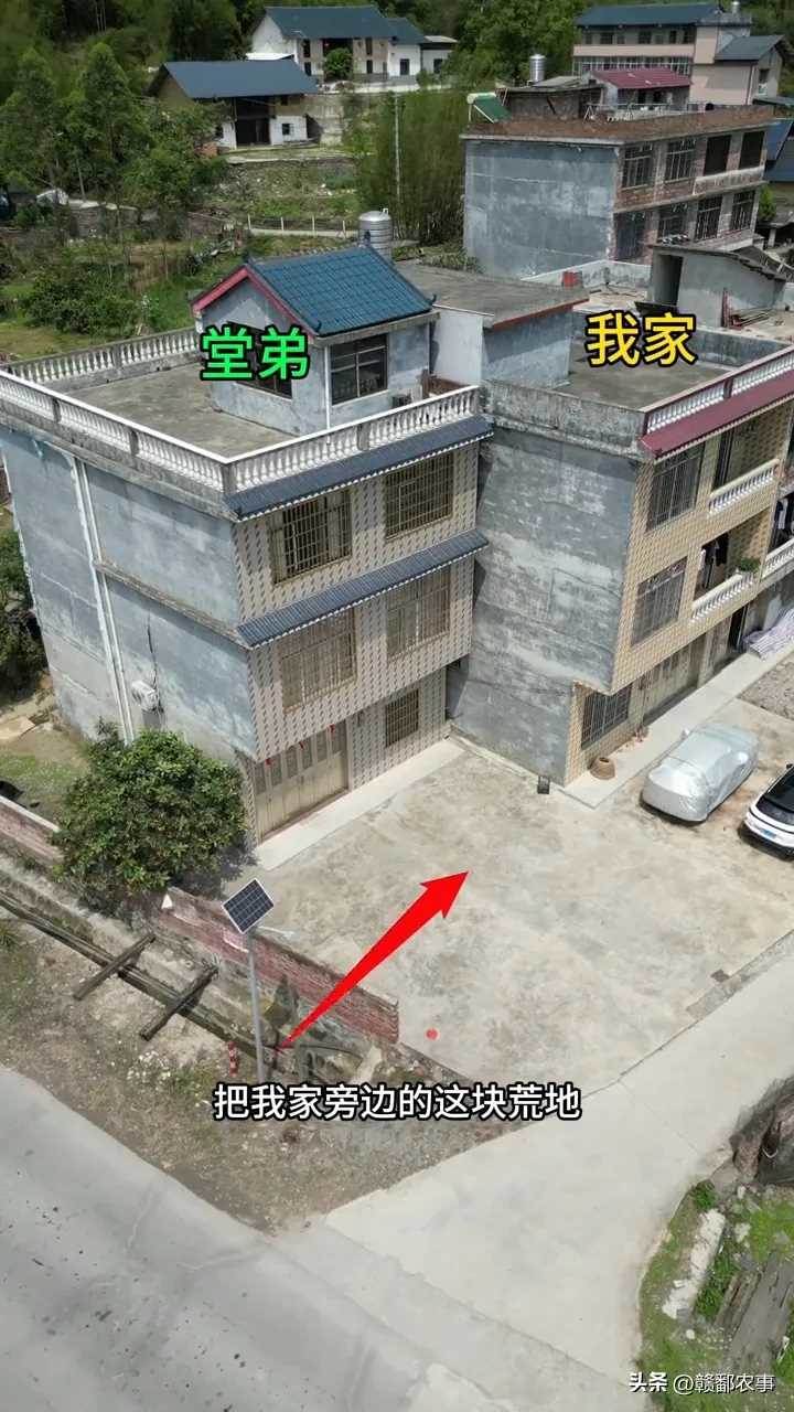堂弟建房後退5米！鄰居議論紛紛，風水師曝「背後真相」，村民：這招太狠了