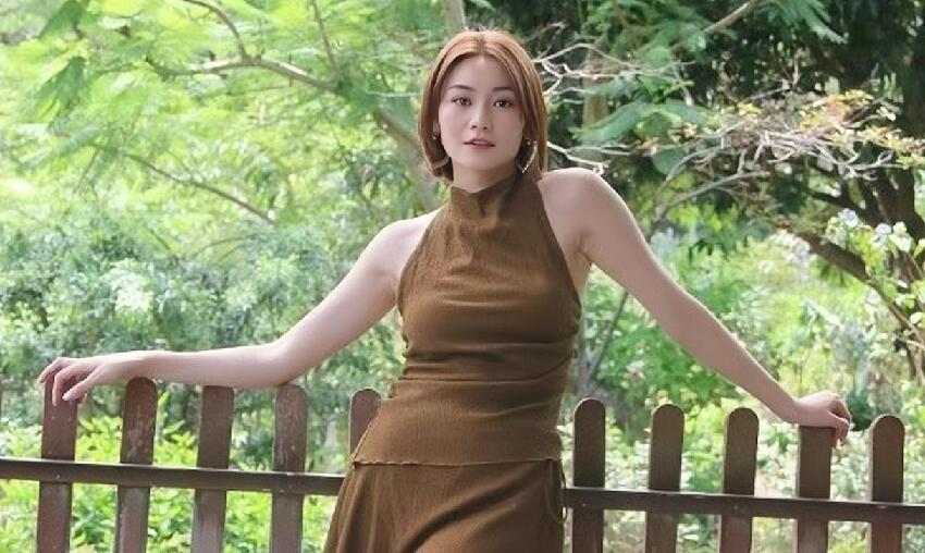 TVB女星化濃妝秀豐滿身材，靠戀綜走紅，到內地拍短劇當女主