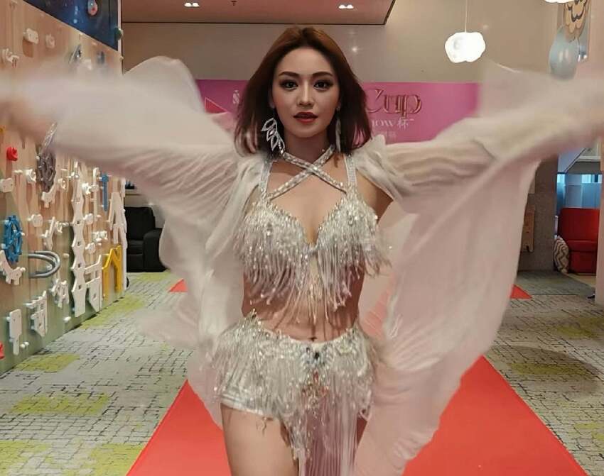 TVB女星化濃妝秀豐滿身材，靠戀綜走紅，到內地拍短劇當女主