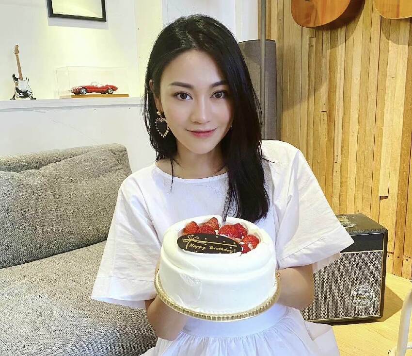 TVB女星化濃妝秀豐滿身材，靠戀綜走紅，到內地拍短劇當女主