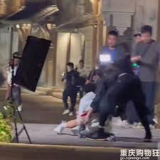 那英「遭嚮佐撲倒重摔」不是上前關心，卻是拿著相機對著那英拍照！ 影片曝光網氣炸：「沒人性」