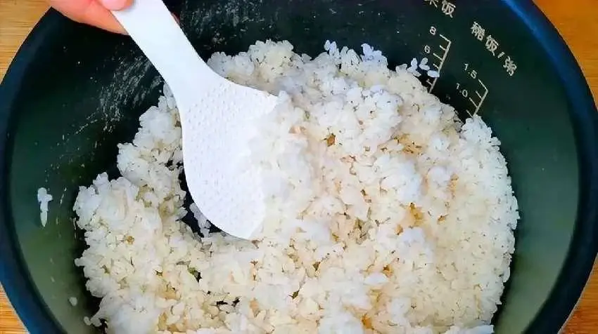 米飯二次加熱會「致癌」？醫生提醒：這6物，儘量別二次加熱❗️