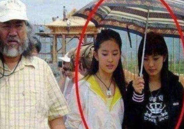 14年前她給劉亦菲撐傘,14年後成為一線明星,名氣比劉亦菲大