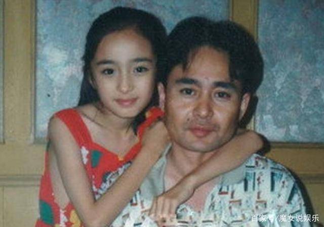 14年前她給劉亦菲撐傘,14年後成為一線明星,名氣比劉亦菲大