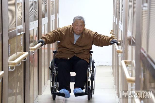 79歲秦煌兩次摔倒入院搬VIP房！卧床大便不覺沒尊嚴，盼活到90歲