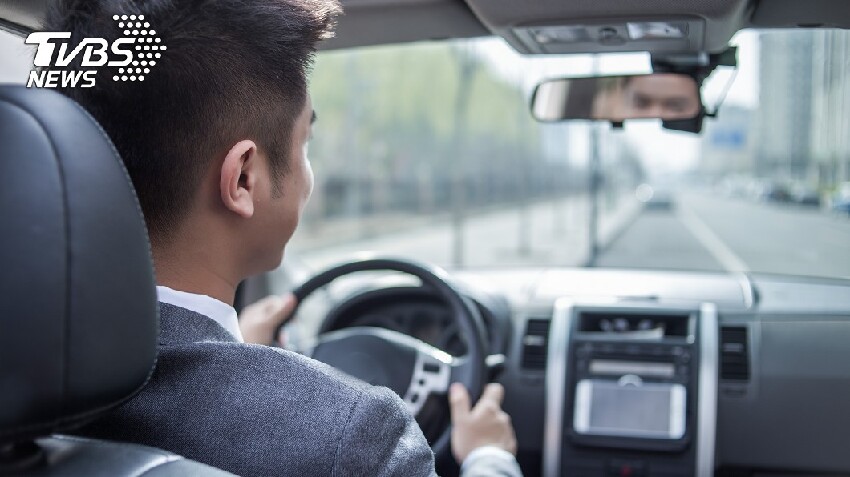 計程車司機好帥！女大生「故意把充電器忘在車上」為了見面　2天後「收到對方訊息」網笑翻：好男人