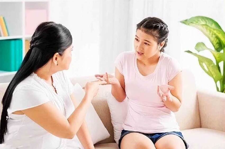 孩子挨罵後有以下表現,多半內心缺愛,未來有可能形成討好型人格