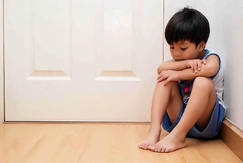 孩子挨罵後有以下表現,多半內心缺愛,未來有可能形成討好型人格