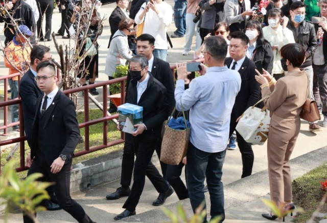 林心如陪伴瓊瑤家屬操辦後事！親手花葬恩師入土，古巨基吃素致哀