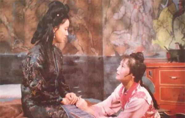 古代夫妻睡覺時,讓女僕守在床邊,夫妻倆不會覺得尷尬嗎?
